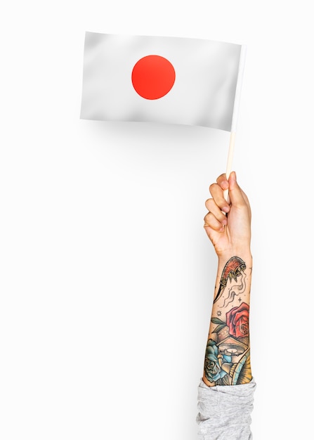 Bezpłatne zdjęcie osoba machająca flagą japonii