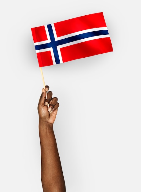 Osoba machająca flagą Królestwa Norwegii
