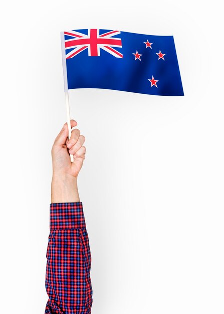 Osoba machająca flagą Nowej Zelandii