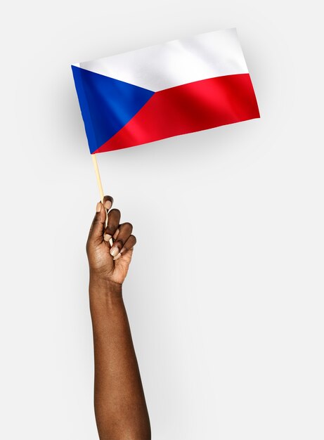 Osoba machająca flagą Republiki Czeskiej