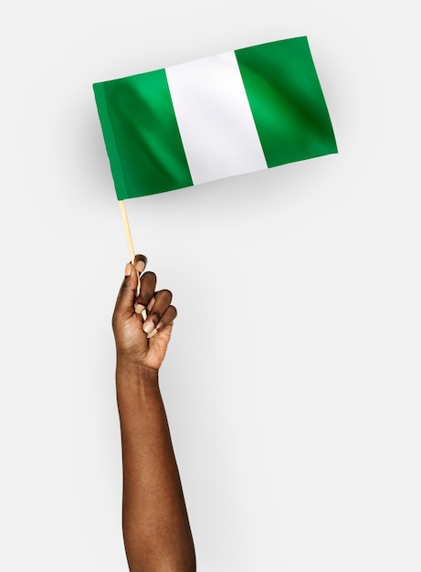 Osoba machająca flagą Republiki Federalnej Nigerii
