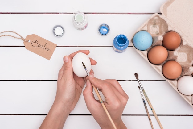 Osoba maluje jajko dla wielkanocy z muśnięciem