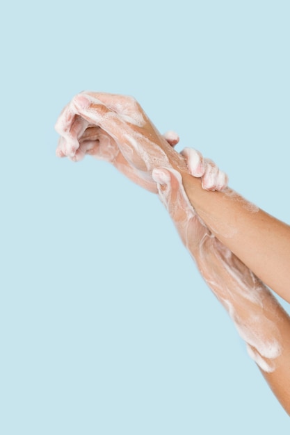 Bezpłatne zdjęcie osoba myjąca ręce mydłem