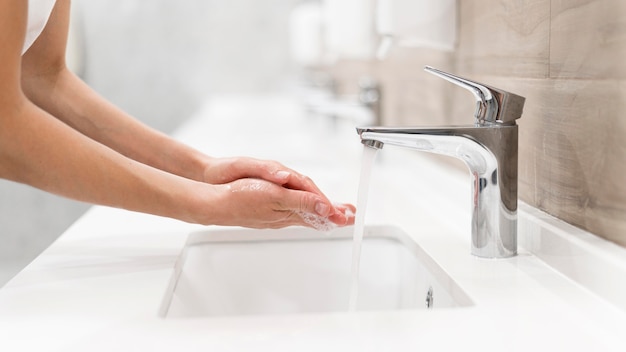 Osoba myjąca ręce mydłem