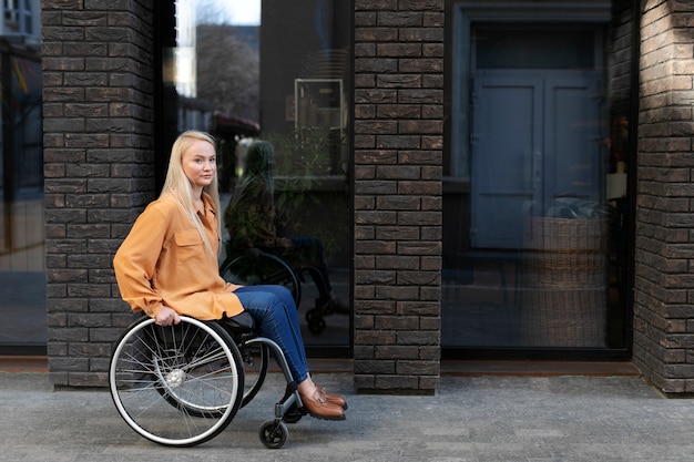 Bezpłatne zdjęcie osoba niepełnosprawna na wózku inwalidzkim na ulicy