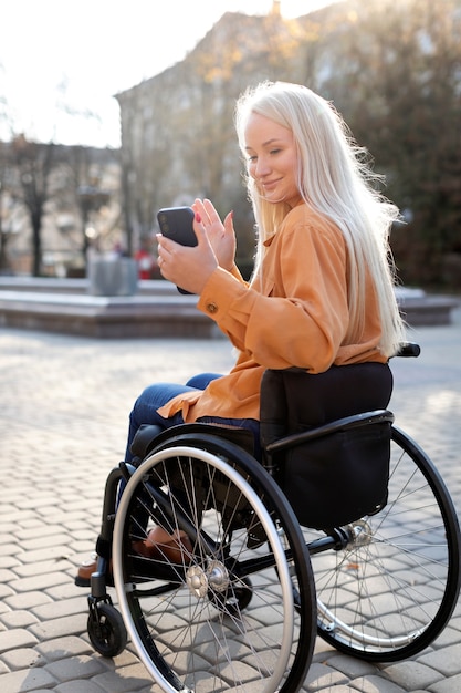 Osoba niepełnosprawna na wózku inwalidzkim na ulicy