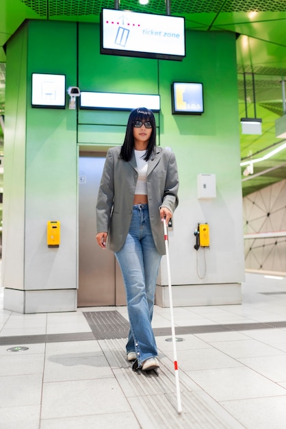 Bezpłatne zdjęcie osoba niepełnosprawna podróżująca po mieście