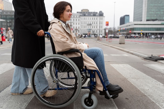 Osoba niepełnosprawna podróżująca po mieście