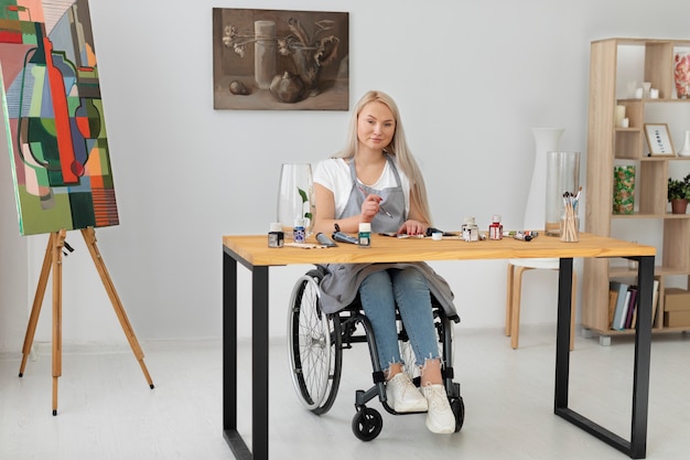 Osoba niepełnosprawna w malowaniu wózka inwalidzkiego