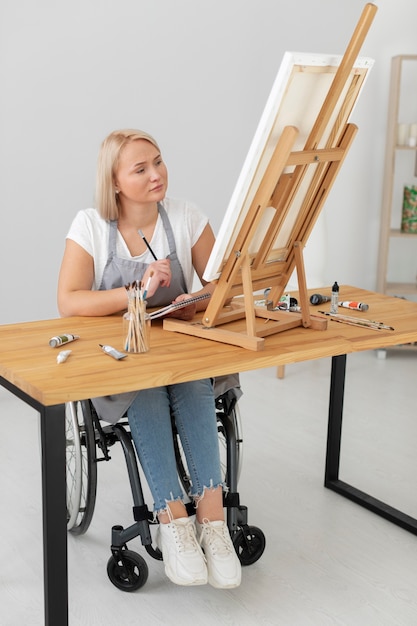 Osoba Niepełnosprawna W Malowaniu Wózka Inwalidzkiego