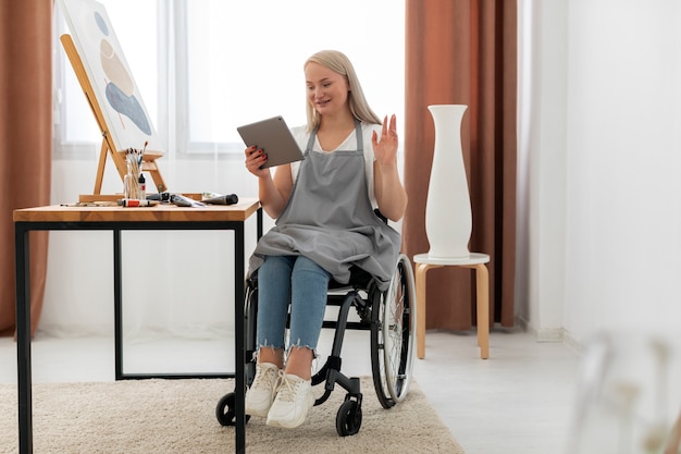 Osoba niepełnosprawna w malowaniu wózka inwalidzkiego