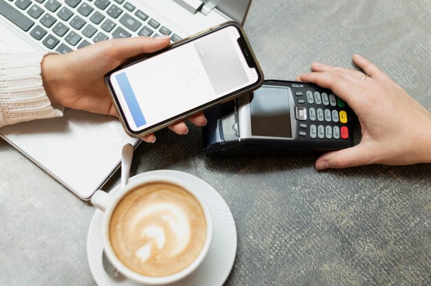 Osoba płacąca za pomocą aplikacji portfela na smartfonie