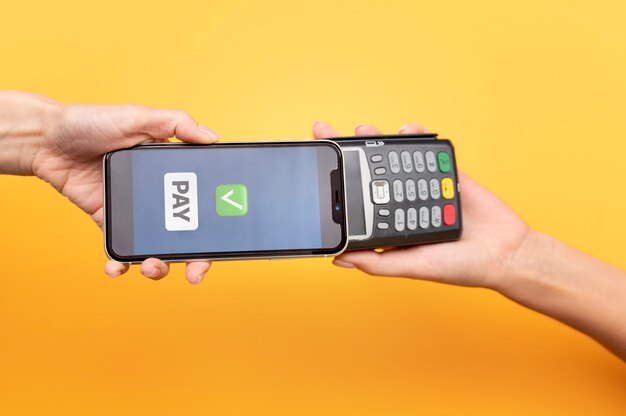 Osoba płacąca za pomocą aplikacji portfela na smartfonie