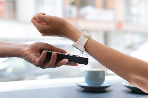 Osoba płacąca za pomocą aplikacji portfela smartwatch