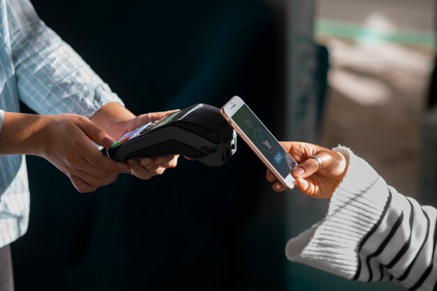 Osoba płacąca za pomocą technologii NFC w restauracji