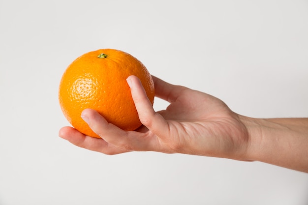 Osoba podająca pomarańczowy