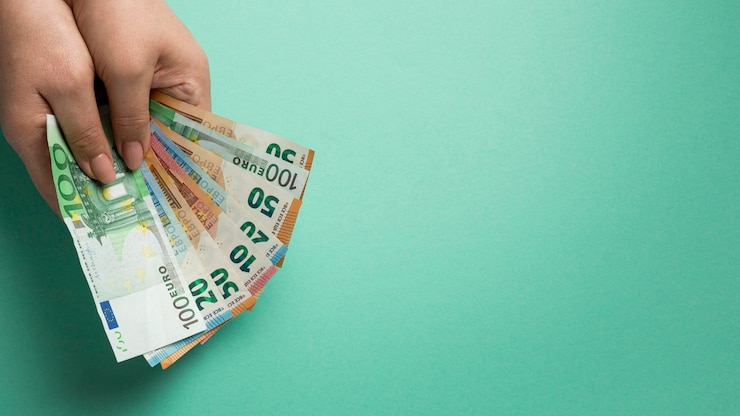 Bezpłatny plik Zdjęcie osoba posiadająca banknoty z miejsca na kopię