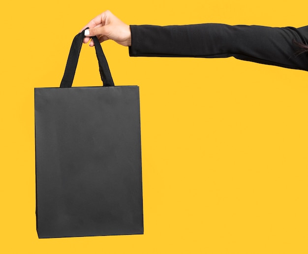 Osoba posiadająca dużą czarną torbę na zakupy kopia przestrzeń