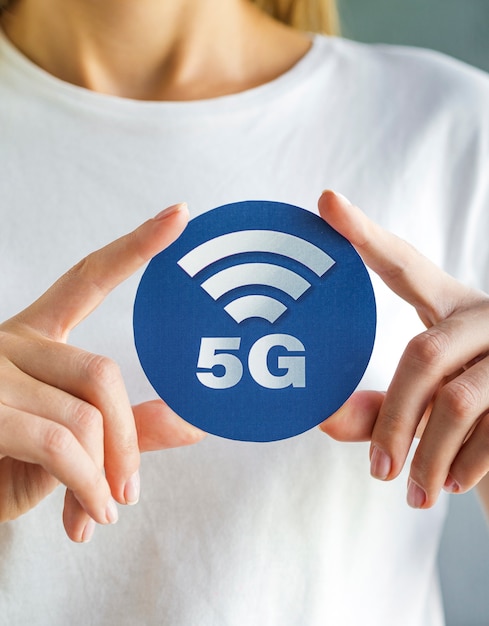 Bezpłatne zdjęcie osoba posiadająca zbliżenie naklejki 5g