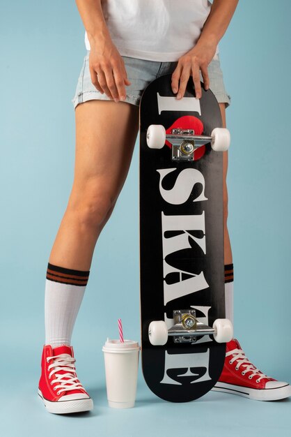 Osoba pozująca ze skateboardem