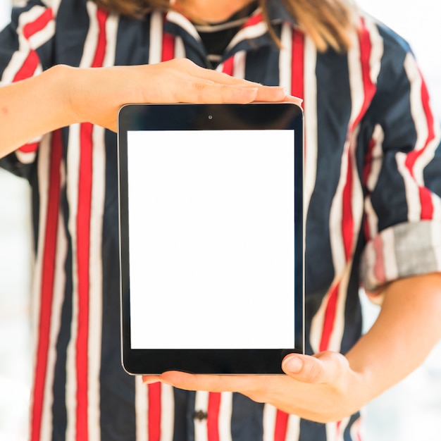 Bezpłatne zdjęcie osoba prowadząca tablet z pustym ekranem