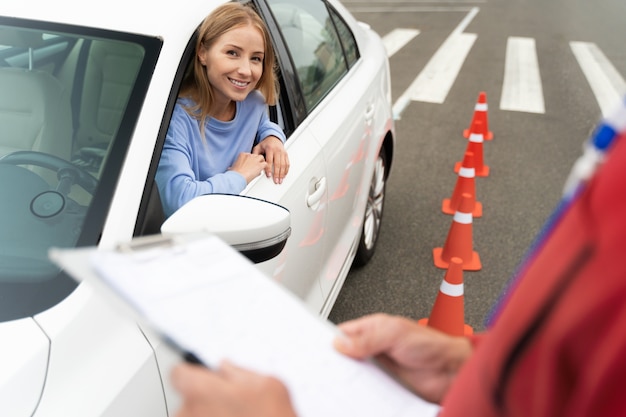 Bezpłatne zdjęcie osoba przystępująca do egzaminu na prawo jazdy