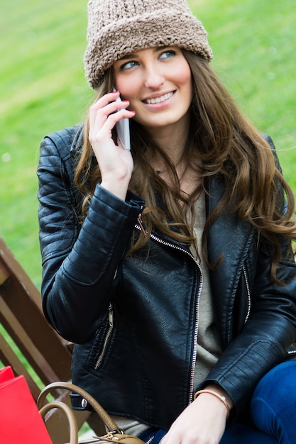Bezpłatne zdjęcie osoba smartphone radość torby brunetki