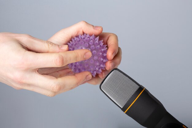 Osoba trzymająca gumową piłkę blisko mikrofonu dla asmr