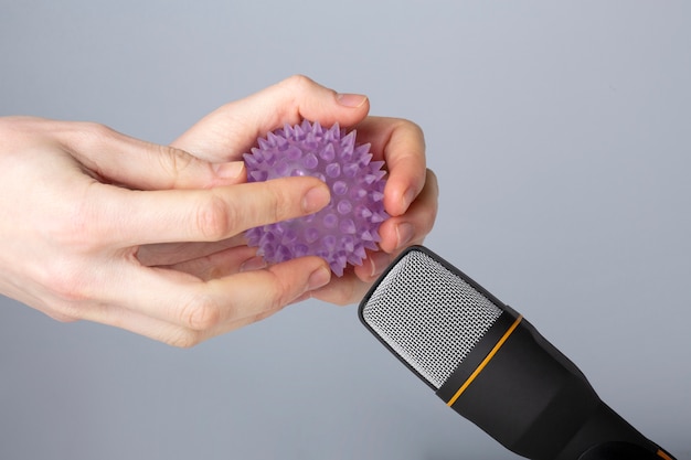 Osoba trzymająca gumową piłkę blisko mikrofonu dla asmr