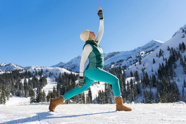 Bezpłatne zdjęcie osoba uprawiająca jogę w zimną i zimową pogodę