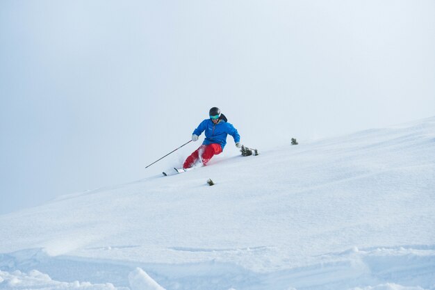 osoba w czasie jazdy na nartach w Alpach w zimie