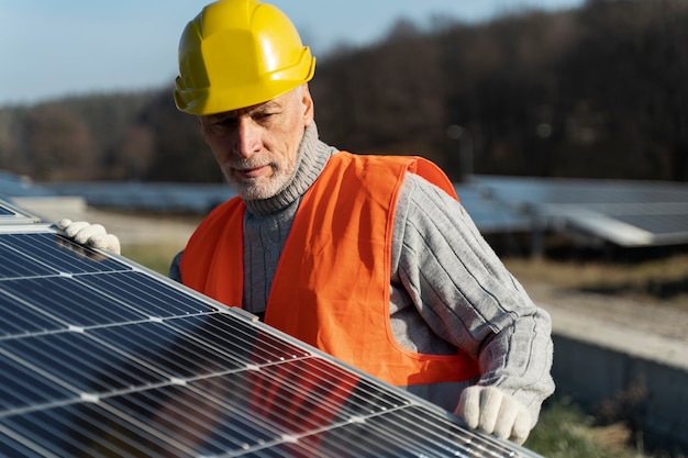 Bezpłatne zdjęcie osoba w pobliżu alternatywnych źródeł energii