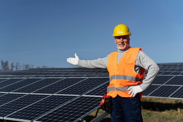 Osoba w pobliżu alternatywnych źródeł energii