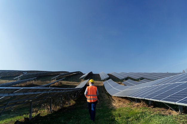 Osoba w pobliżu alternatywnych źródeł energii