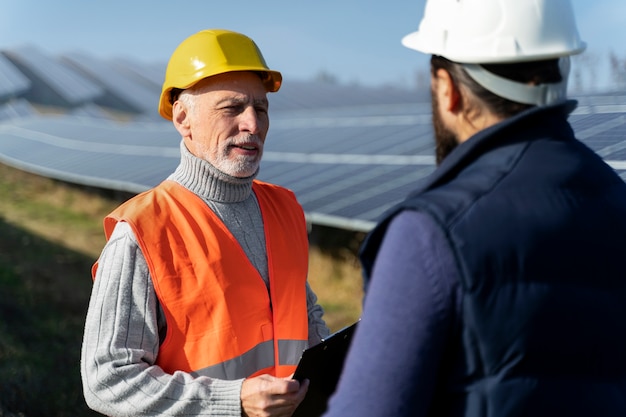 Osoba w pobliżu alternatywnych źródeł energii