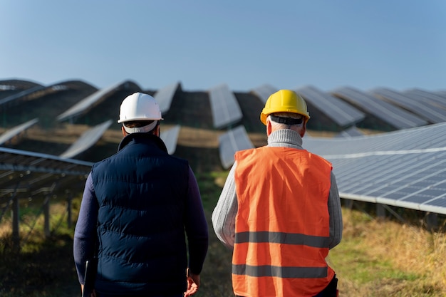 Osoba w pobliżu alternatywnych źródeł energii