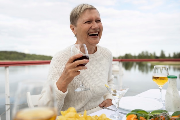 Osoba w średnim wieku bawiąca się na festiwalu jedzenia