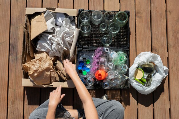 Osoba wykonująca selektywny recykling śmieci