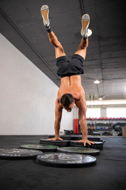 Osoba wykonująca trening crossfit