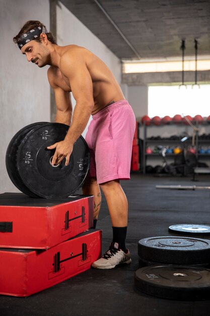 Bezpłatne zdjęcie osoba wykonująca trening crossfit