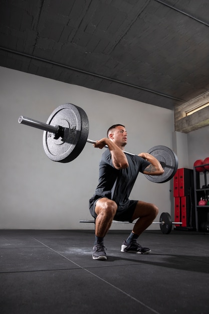 Osoba wykonująca trening crossfit