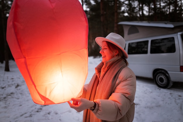 Osoba wypuszczająca latającą lampę