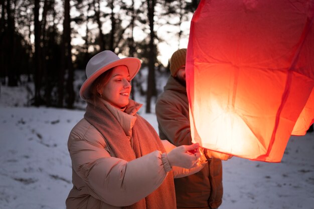 Osoba wypuszczająca latającą lampę