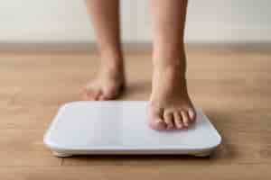 Bezpłatne zdjęcie osoba z zaburzeniami odżywiania mająca problemy z wagą