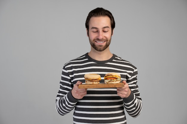 Bezpłatne zdjęcie osoba z zaburzeniami odżywiania próbująca jeść fast food