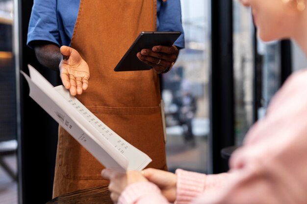 Osoba zamawiająca jedzenie w restauracji?