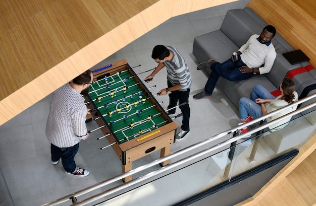 Osoby bawiące się grając w piłkarzyki Gra w piłkę nożną Rekreacja Wypoczynek