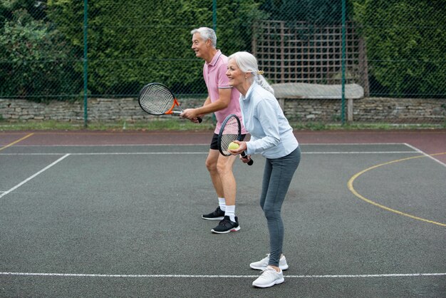 Bezpłatne zdjęcie osoby mające szczęśliwą aktywność na emeryturze