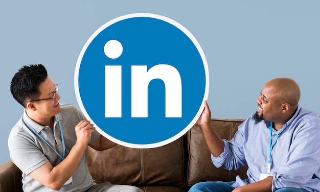 Bezpłatne zdjęcie osoby posiadające logo linkedin