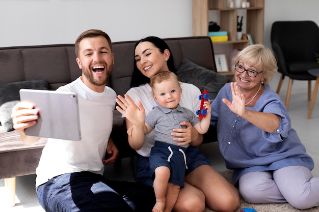 Osoby prowadzące rozmowę wideo z rodziną w domu